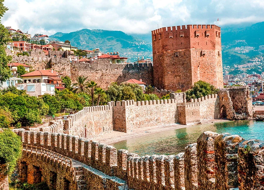 Alanya Kızıl Kule ve surlar - Sultan Alâeddin Keykubad'ın adını taşıyan şehrin simgesi
