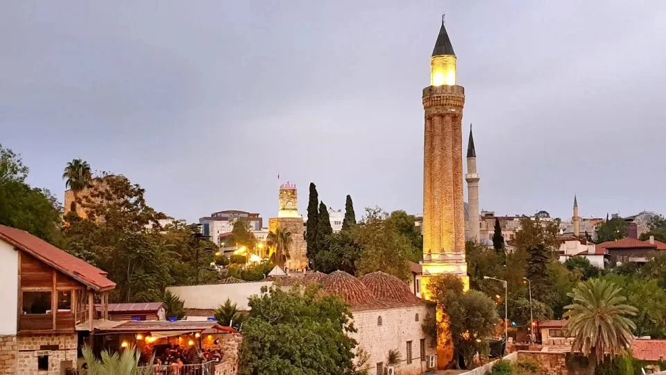 Antalya Kaleiçi ve Yivli Minare - II. Attalos'un kurduğu antik Attaleia şehrinin günümüzdeki görünümü