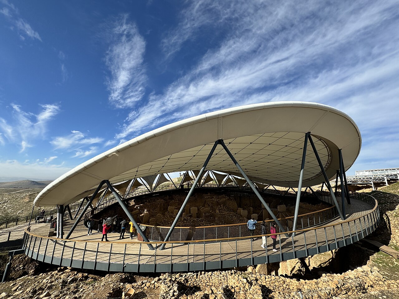 Göbekli Tepe arkeolojik alanının koruma çatısı altındaki genel görünümü