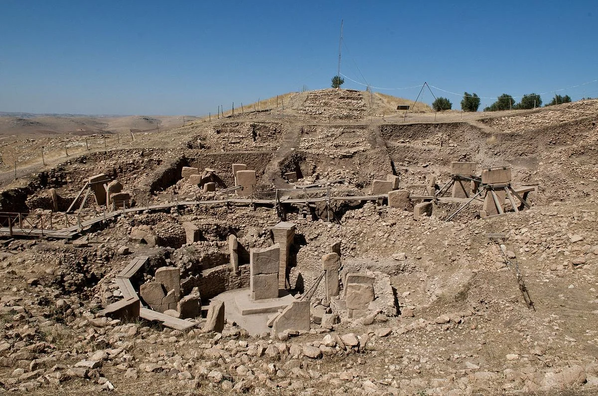 Göbekli Tepe kazı alanının geniş perspektif görünümü, T biçimli sütunlar ve tepenin genel yapısı