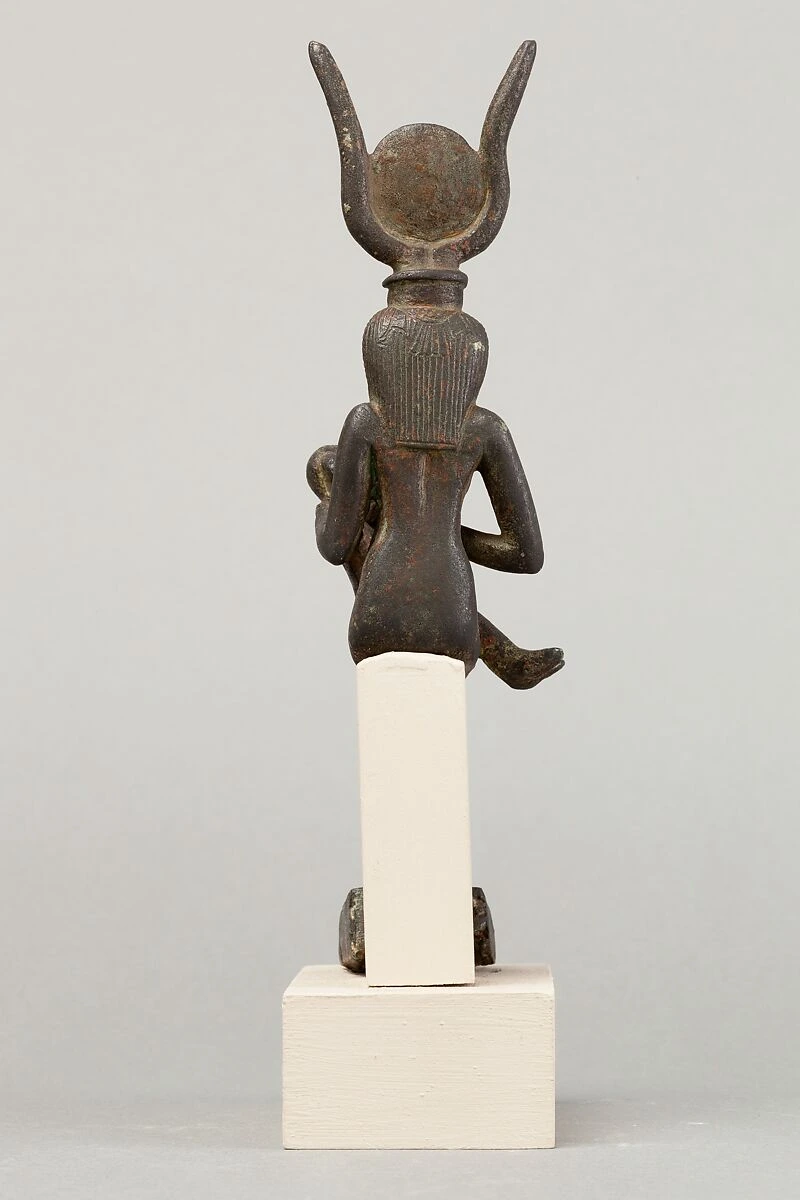 İsis Horus'u emziren bronz heykel arka görünüm - Metropolitan Museum of Art