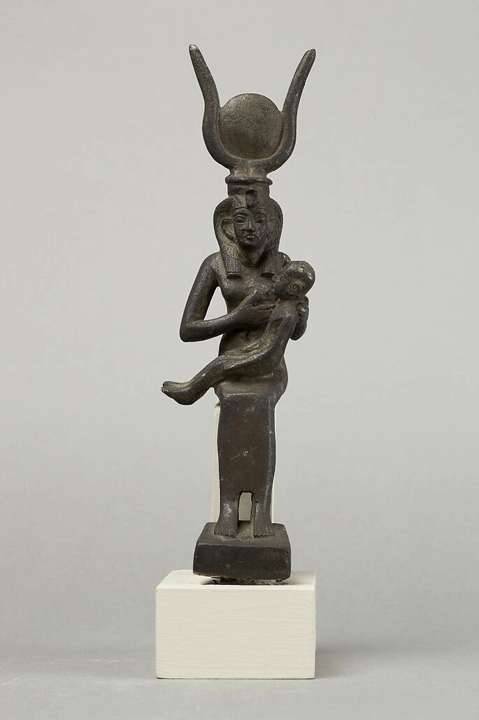 İsis Horus'u emziren bronz heykel ön görünüm - Metropolitan Museum of Art