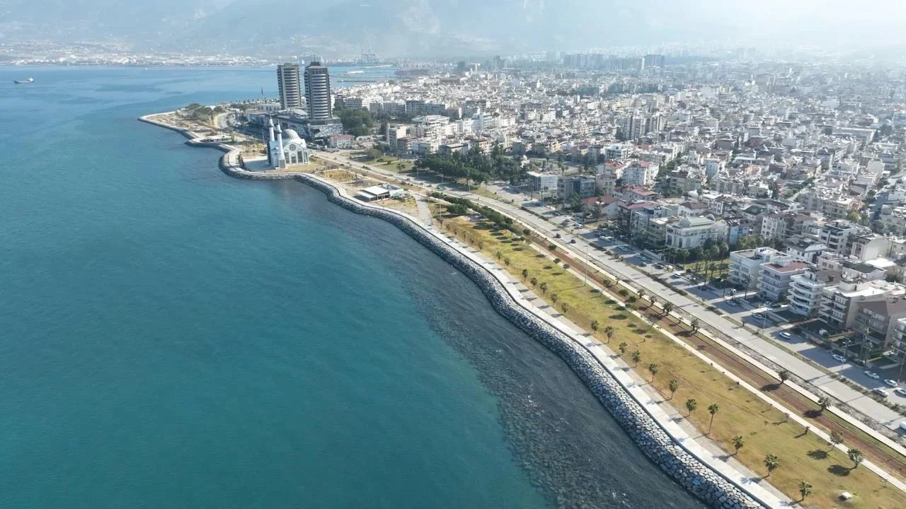 İskenderun sahil şeridi havadan görünüm - Büyük İskender tarafından kurulan antik İskenderiye şehrinin günümüzdeki hali