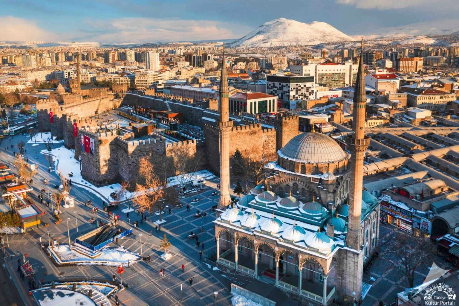 Kayseri tarihi kalesi, cami ve arka planda karlı Erciyes Dağı havadan görünüm