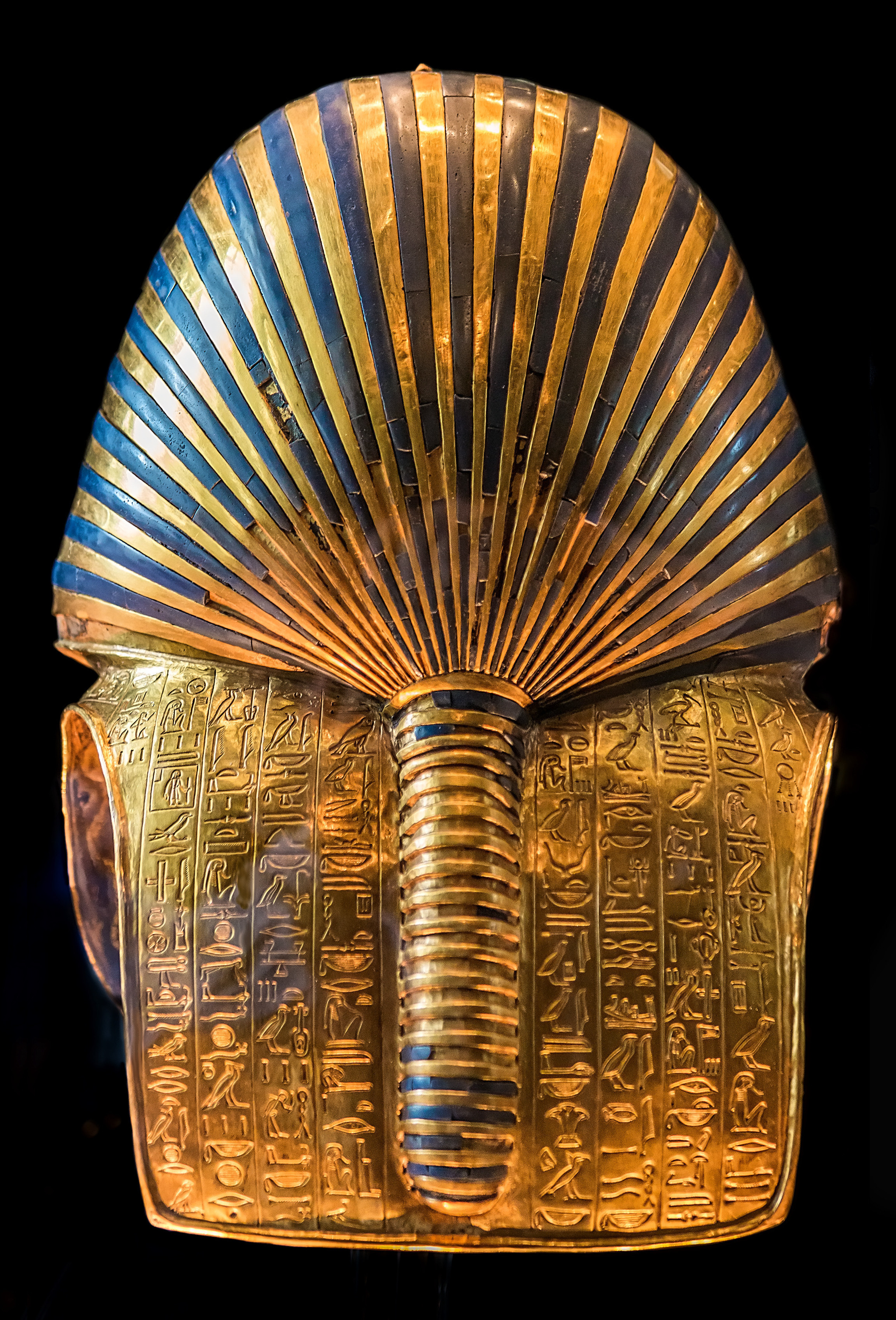 Tutankhamun'un altın maskesi - arka görünüm