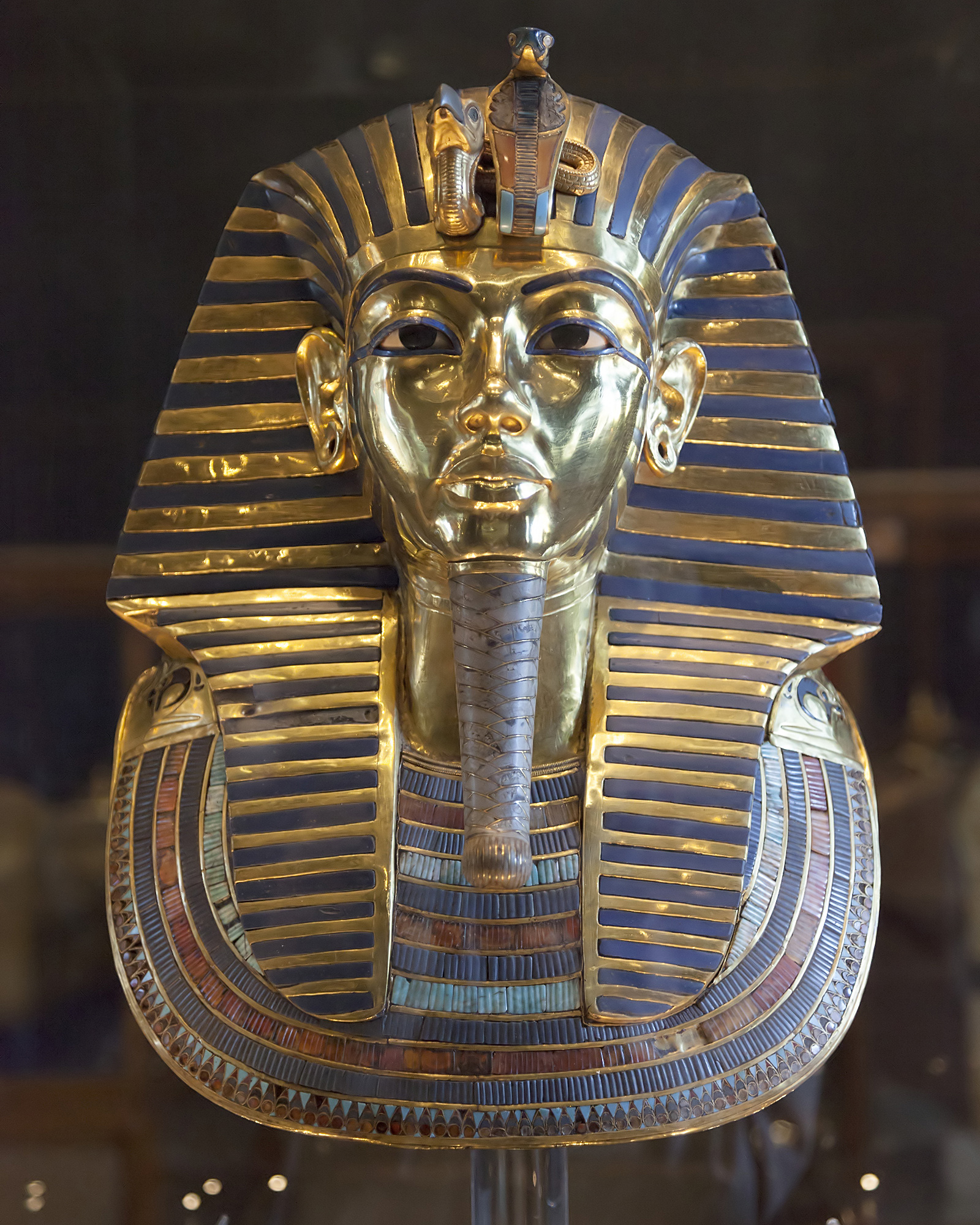 Tutankhamun'un altın maskesi - ön görünüm