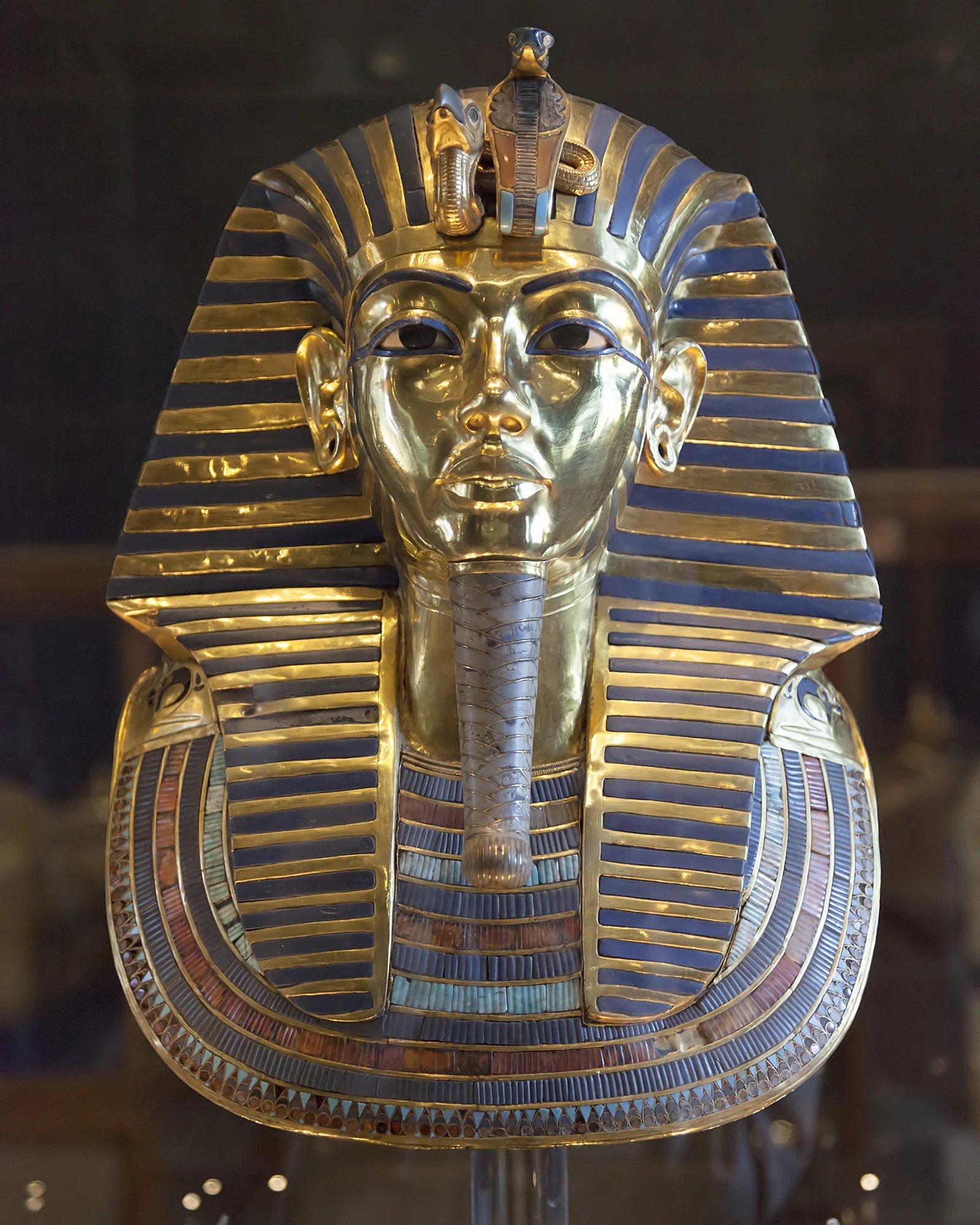 Tutankhamun'un altın maskesi - ön görünüm